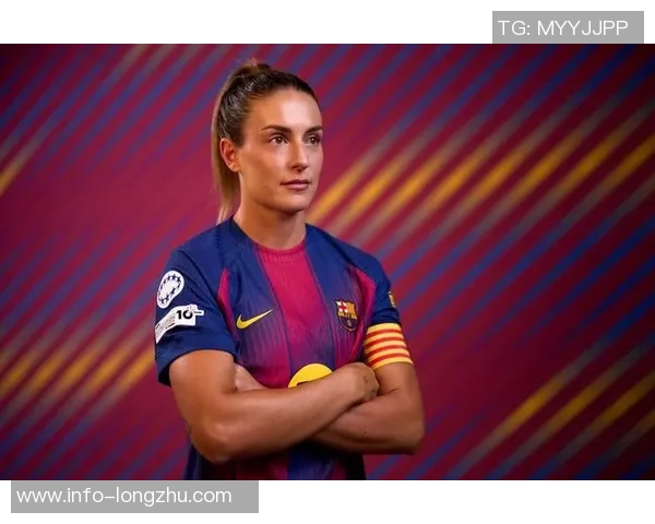 巴萨重返诺坎普进行公开训练球员教练齐聚合影留念展现团队精神