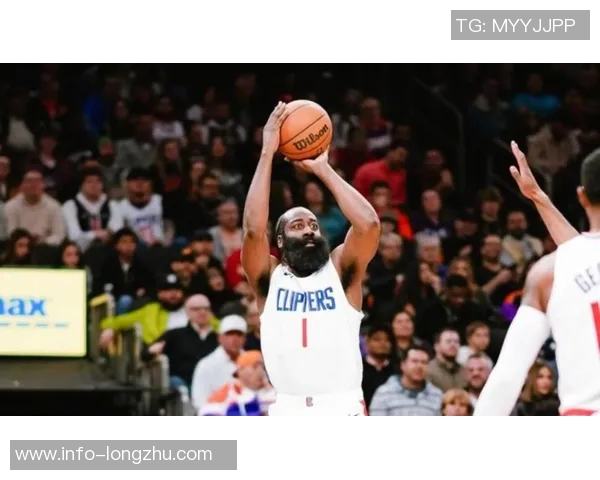 哈登强攻遭重击面部倒地快船紧急暂停比赛引发关注